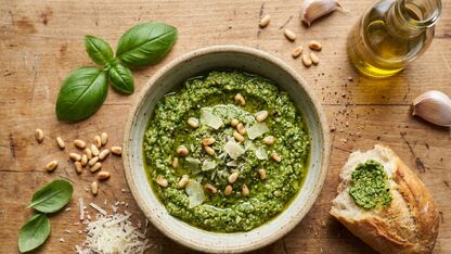 Pesto met basilicum en pijnboompitten