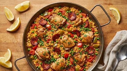 Paella met kip en chorizo