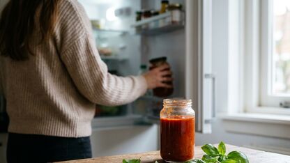 Hoe lang is een geopende pot saus goed in de koelkast?