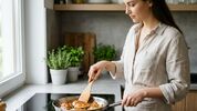 Waarom blijft eten plakken in je RVS-pan?