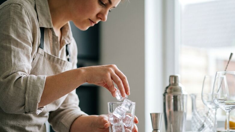Zo maak je heldere ijsblokjes zoals in een cocktailbar