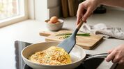 Zo draai je met de juiste spatel een omelet om zonder dat hij breekt