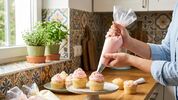 Zo zet je met een spuitzak strakke toefjes op je cupcakes