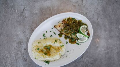 Frisse salsa verde voor bij vis van de barbecue