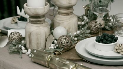 Zo dek je een feestelijke kersttafel waar iedereen blij van wordt