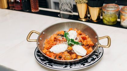 Rigatoni met aubergine, ricotta en basilicum