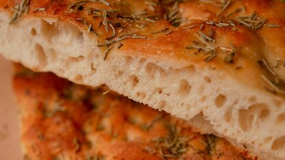 Zachte focaccia met rozemarijn en zeezout