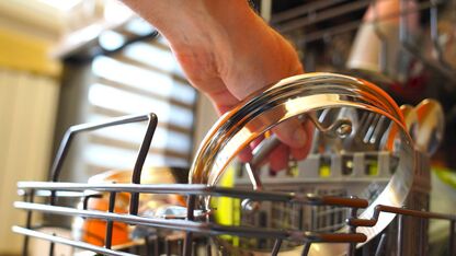 Zo ruim je de vaatwasser in voor een schone vaat in één keer