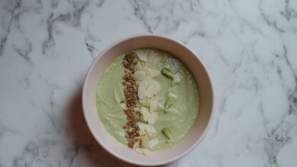Romige groene smoothie met avocado en spinazie