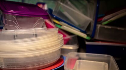 Zo krijg je stinkende plastic bakjes weer fris en schoon