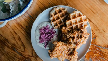 Wafels met krokante kip en ahornsiroop