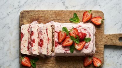 Aardbeiensemifreddo met verse aardbeien