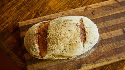 Zo pep je oud brood op tot het weer knapperig en zacht is