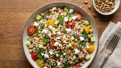 Parelgortsalade met kikkererwten en pompoenpitten