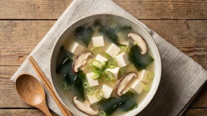 Vegetarische misosoep met tofu en wakame