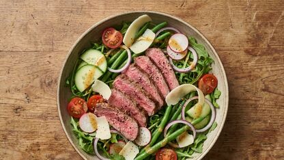 Groentesalade met biefstuk, sperziebonen en Parmezaanse kaas