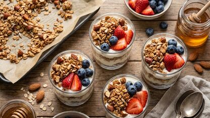 Crunchy yoghurt met zelfgemaakte granola en vers fruit