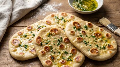 Plat brood met olijfolie en knoflook uit de koekenpan