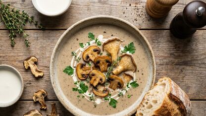 Romige paddenstoelensoep met porcini en tijm