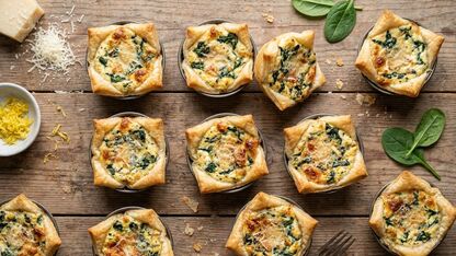 Bladerdeegtaartjes met ricotta, spinazie en Parmezaan