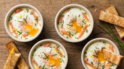 Oeuf cocotte met gerookte zalm en bieslook