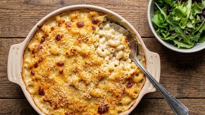 Romige mac and cheese uit de oven met een krokant korstje