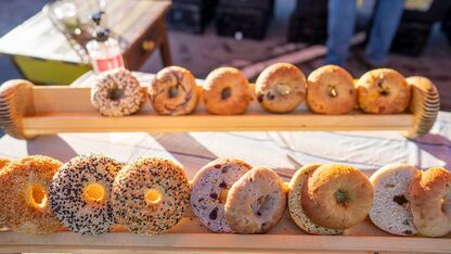 Waar komt de bagel vandaan en waarom zit er een gat in?