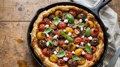 Hartige tarte tatin met tomaat en tijm