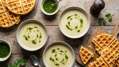 Artisjoksoep met korianderolie en kaaswafels