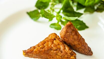 Zo maak je zelf vegan bacon die rokerig en krokant is