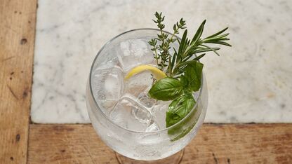 Gin-tonic met rozemarijn, tijm en basilicum