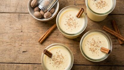 Romige eggnog als klassieke eierpunch voor koude dagen