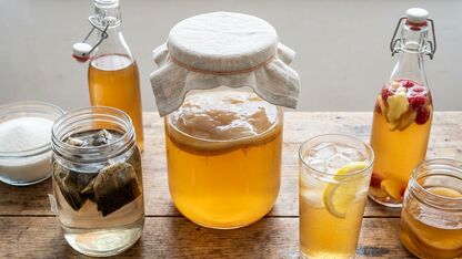 Zelf kombucha maken met zwarte thee en een scoby