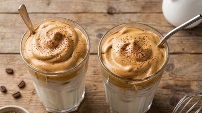 Dalgona-koffie met een luchtige laag opgeklopte koffie