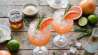 Zo maak je een frisse mocktail met grapefruit en rozemarijn