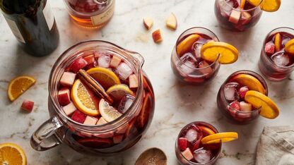Spaanse sangria met rode wijn, sinaasappel en kaneel