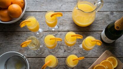 Een klassieke mimosa met bubbels en vers sinaasappelsap