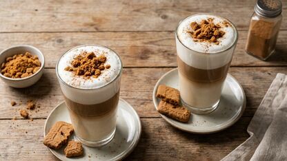 Speculaas latte met speculaaskruiden en verkruimelde koekjes