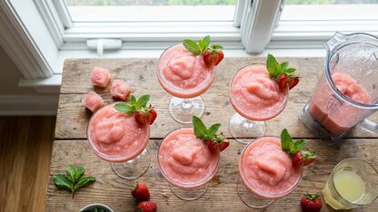 IJskoude frosé met rosé en verse aardbeien