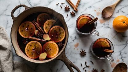 Glühwein maken met rode wijn, sinaasappel en warme kruiden