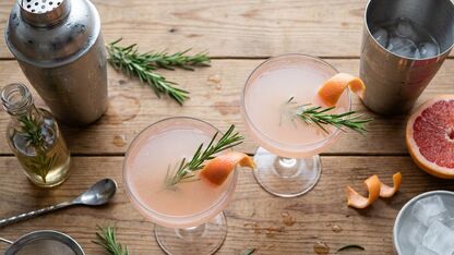 Feestelijke kerstcocktail met gin, grapefruit en rozemarijn