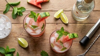 Frisse cocktail met watermeloen, limoen en munt
