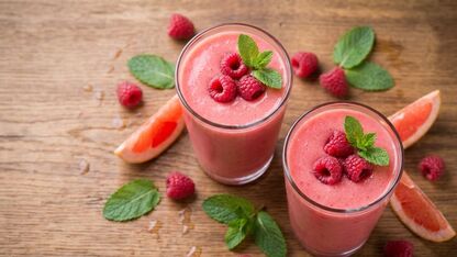 Frisse smoothie met grapefruit, framboos en banaan
