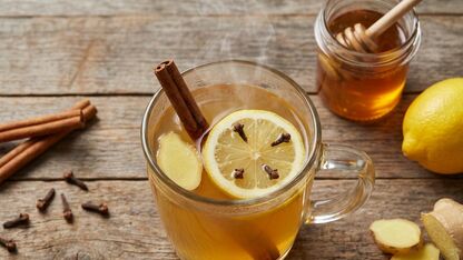 Hot toddy met whisky, honing en citroen