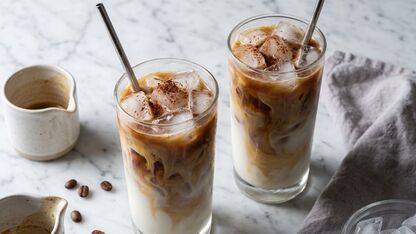 Snelle ijskoffie met melk en ijsblokjes