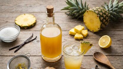 Zelf ananassiroop maken van verse ananas