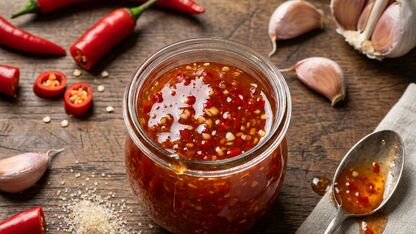 Sweet chilisaus met rode peper en knoflook