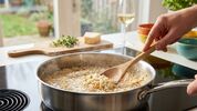 Zo maak je in een sauteuse een romige risotto zonder aanbranden
