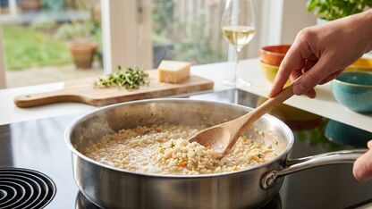 Zo maak je in een sauteuse een romige risotto zonder aanbranden