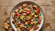 Italiaanse broodsalade met tomaat